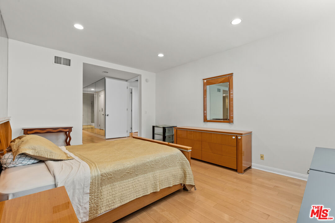 1260 South Beverly Glen Boulevard, Unit 305 Los Angeles, CA 90024 - Photo 23 of 28 a bedroom with a bed and a lamp