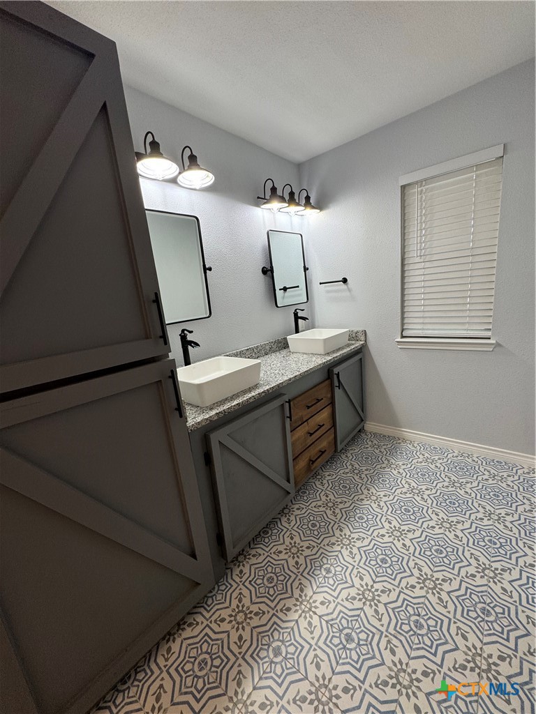 122 Twin Oak Road Seguin, TX 78155 - Photo 4 of 8