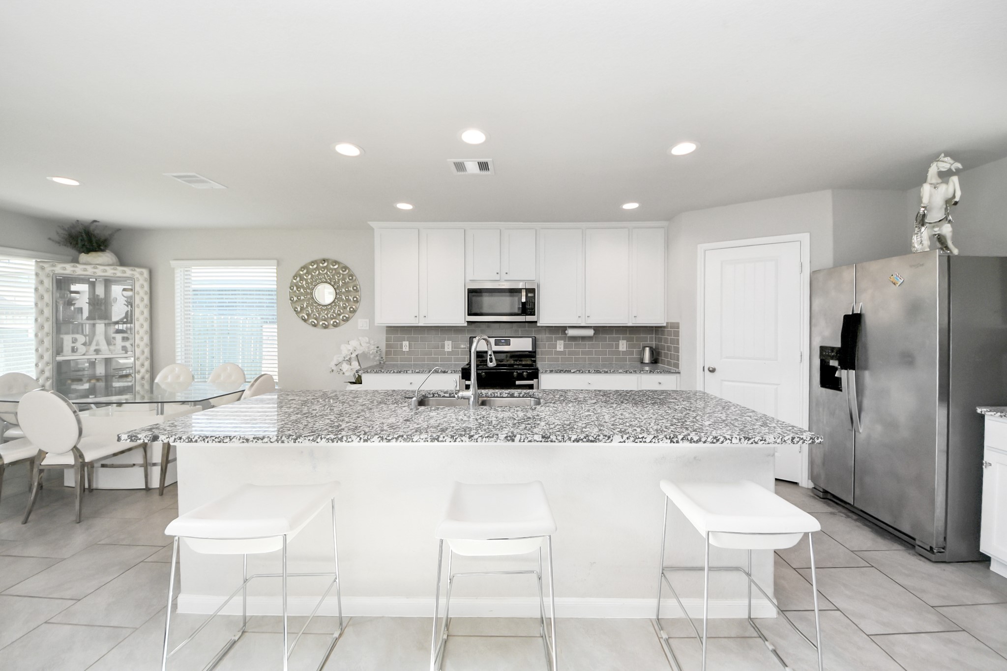 3514 Windham Way Katy, TX 77494 - Photo 25 of 42 a large kitchen with stainless steel appliances kitchen island granite countertop a refrigerator and a granite counter tops