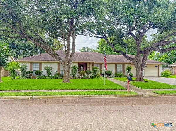 $285,000 | 301 Berkshire Lane, Victoria, TX 77904