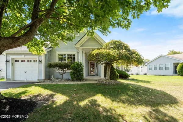 a view of a front of house with a yard