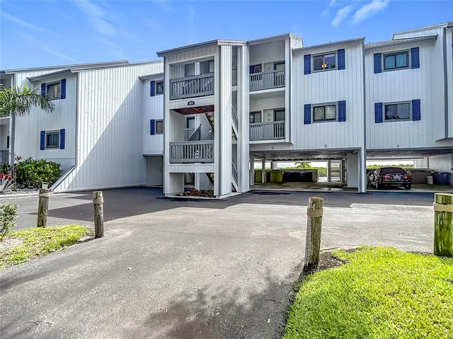 $295,000 | 809 Bahia Del Sol Drive, Unit 72, Ruskin, FL 33570