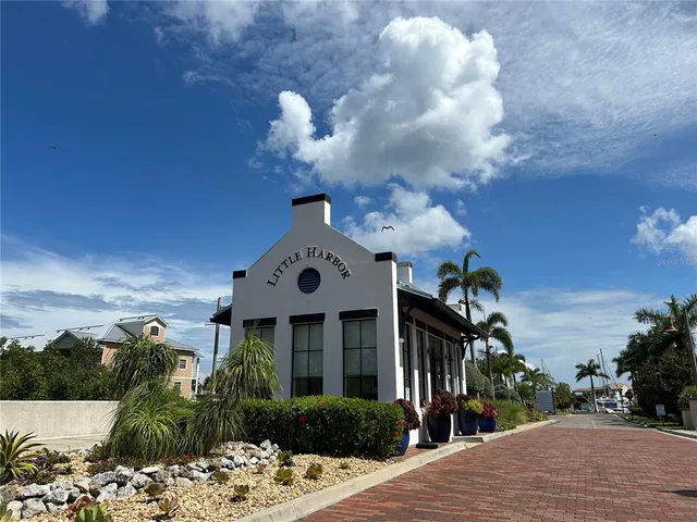 $295,000 | 809 Bahia Del Sol Drive, Unit 72, Ruskin, FL 33570