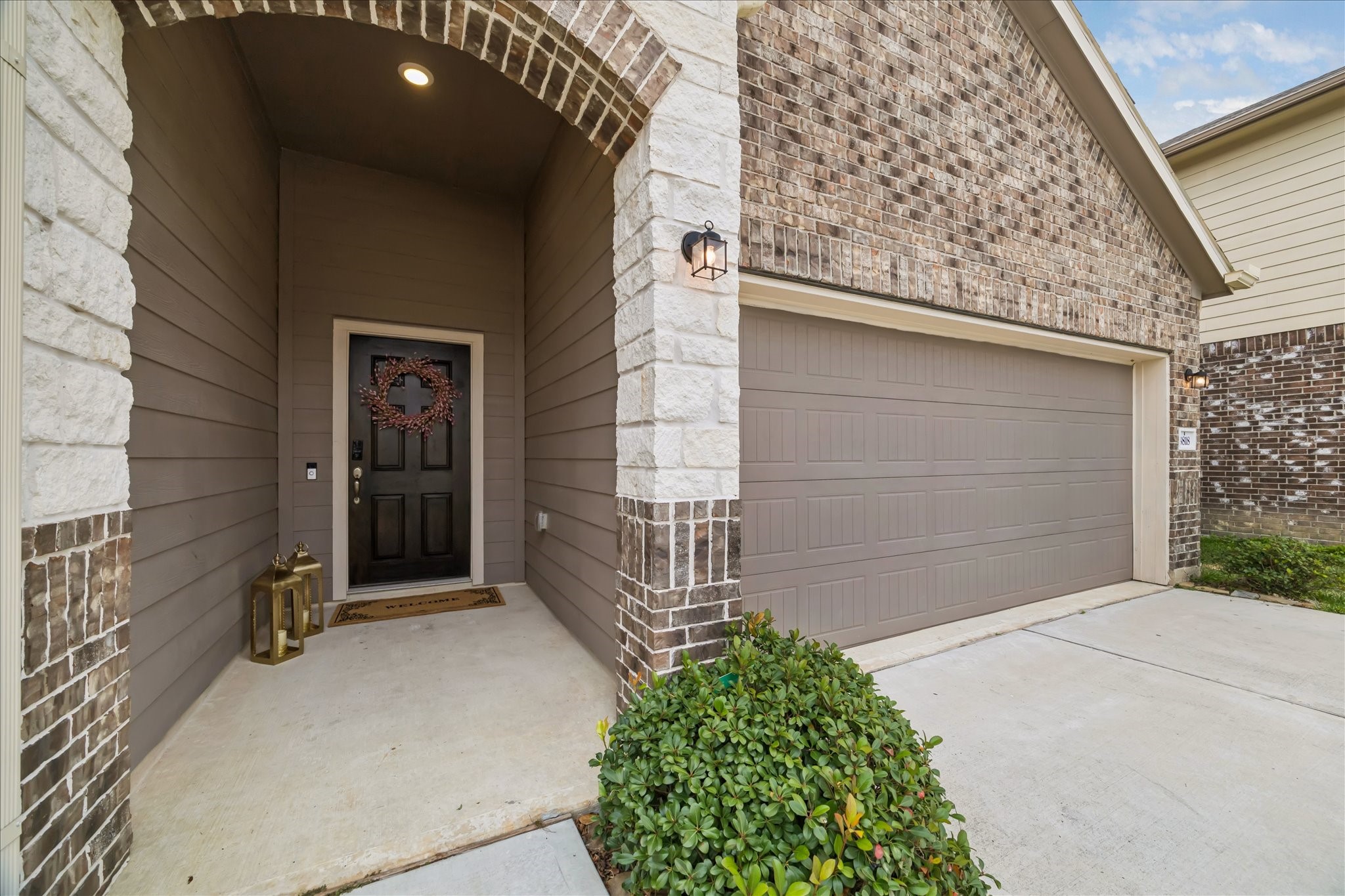 8818 Ruddy Duck Court Baytown, TX 77521 - Photo 5 of 38 A stunning entrance offering generous space for your personal touch perfect for plants, accents, and seasonal decorations.