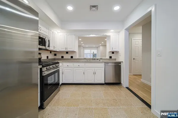 $3,600 | 196 Madison Avenue, Unit 15, Cresskill, NJ 07626