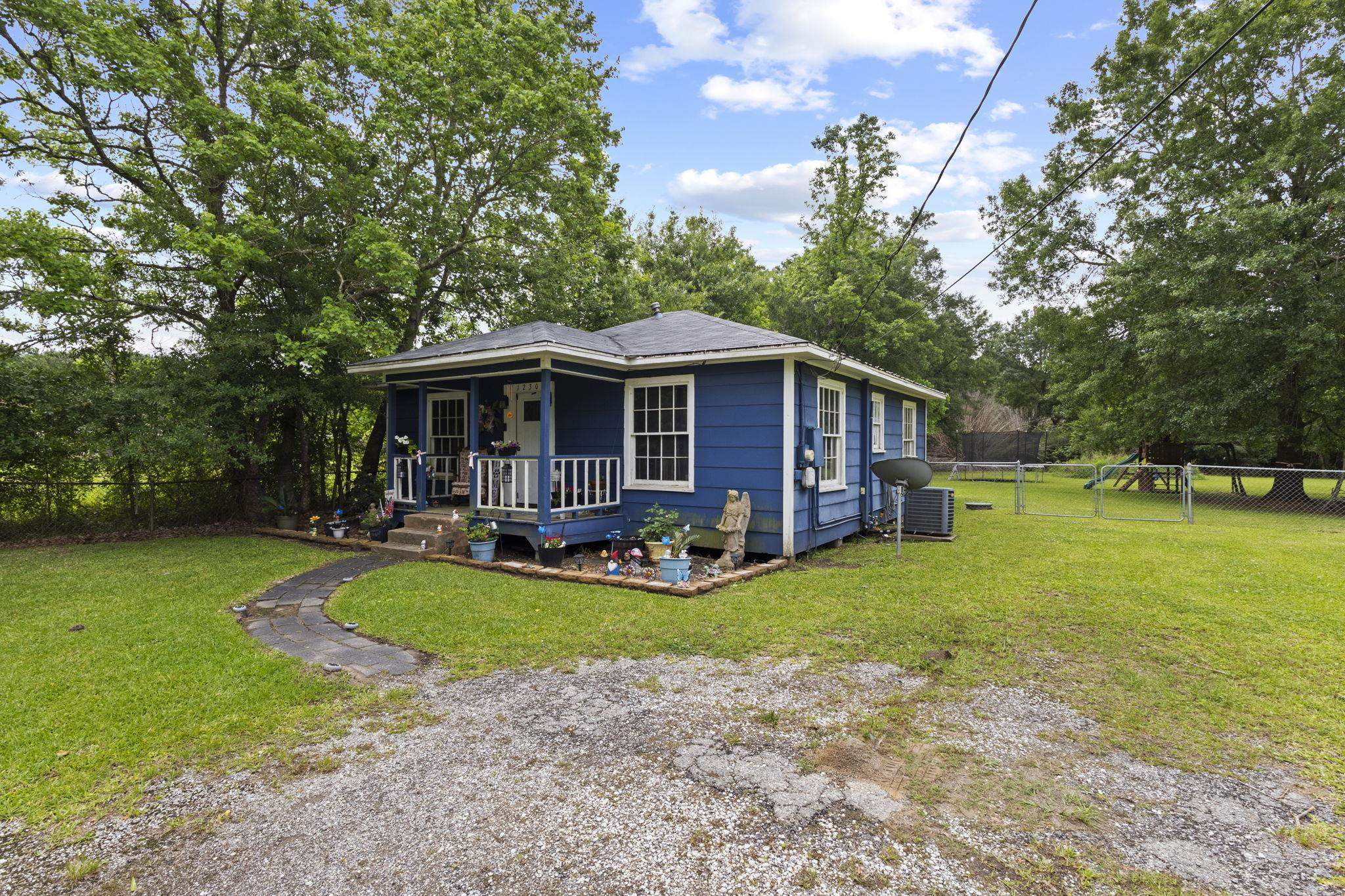 1230 Orange Street Vidor, TX 77662 - Photo 2 of 15