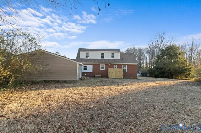 a view of a house with a backyard
