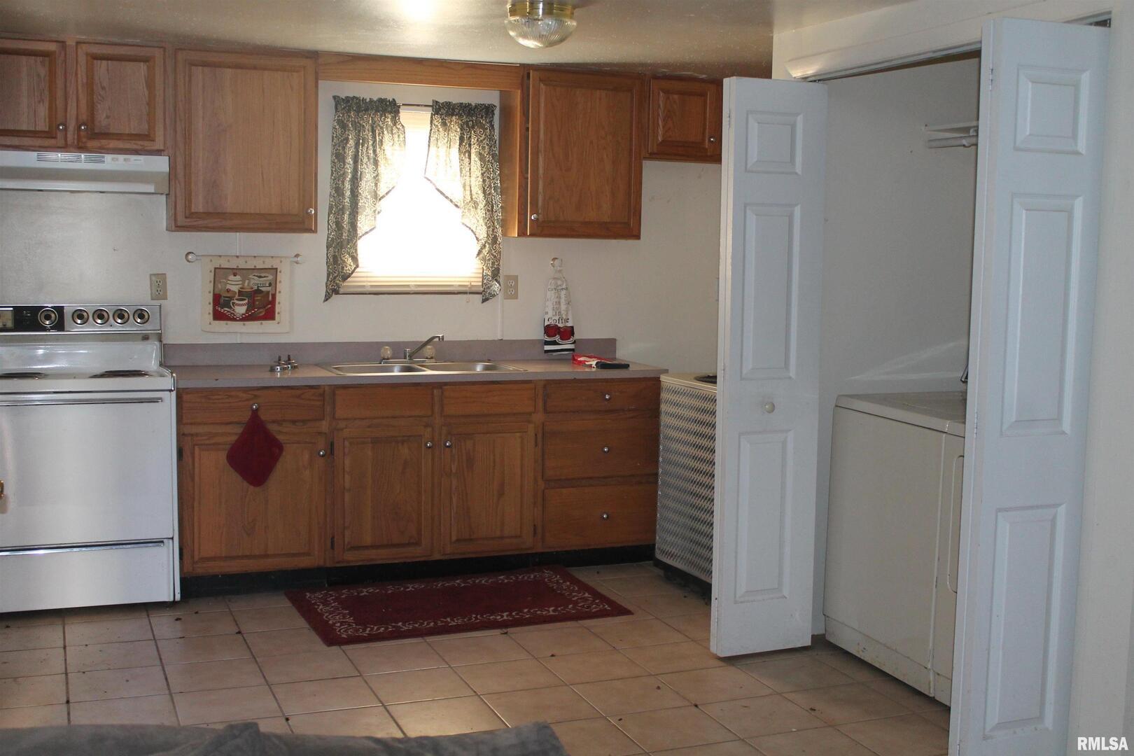 511 South Ash Street, Unit 3 Carbondale, IL 62901 - Photo 17 of 17 a kitchen with a stove a refrigerator and cabinets