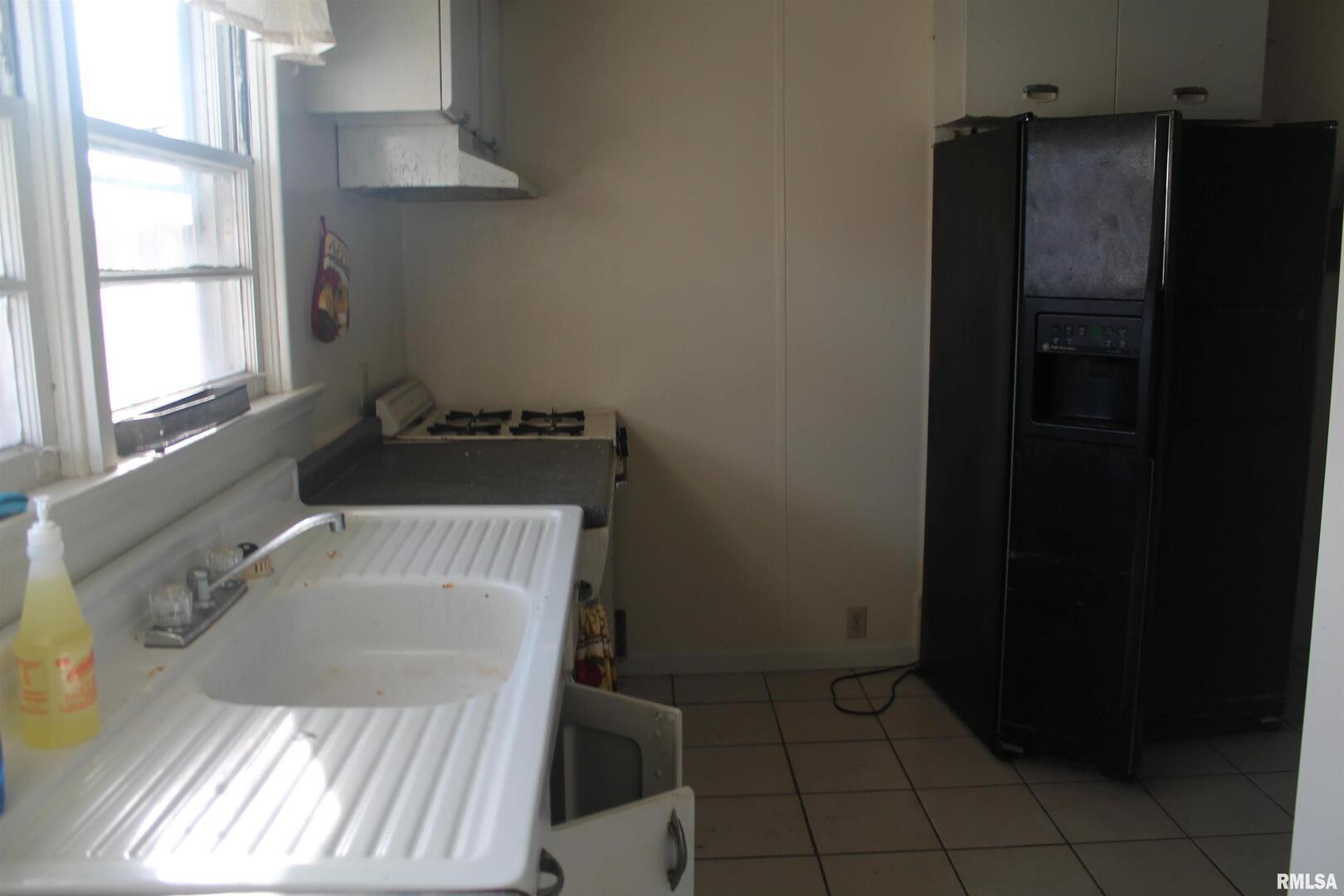 511 South Ash Street, Unit 3 Carbondale, IL 62901 - Photo 6 of 17 a utility room with dryer and washer
