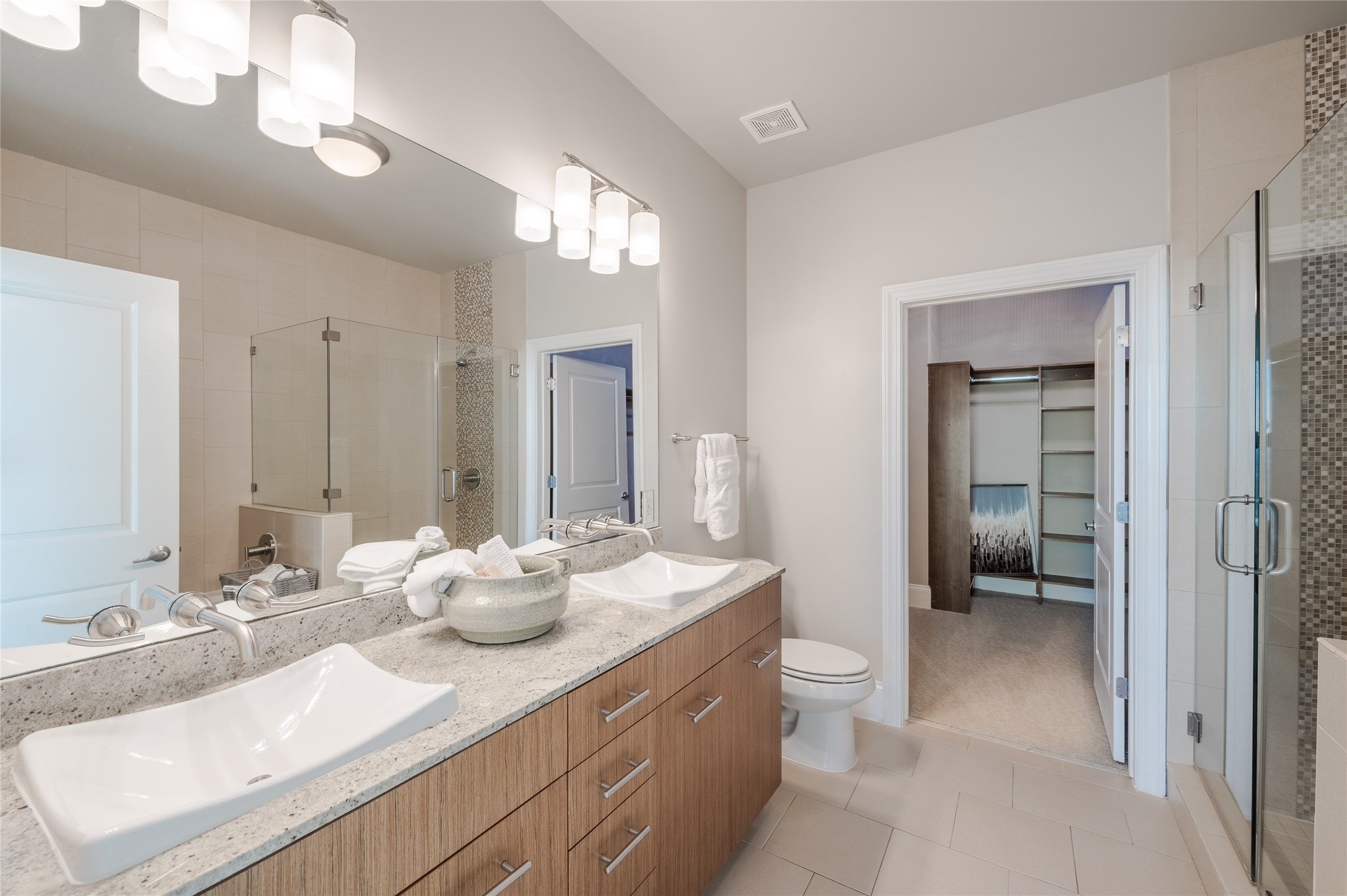 5927 Almeda Road, Unit 22902 Houston, TX 77004 - Photo 6 of 13 a bathroom with a sink a toilet and a mirror