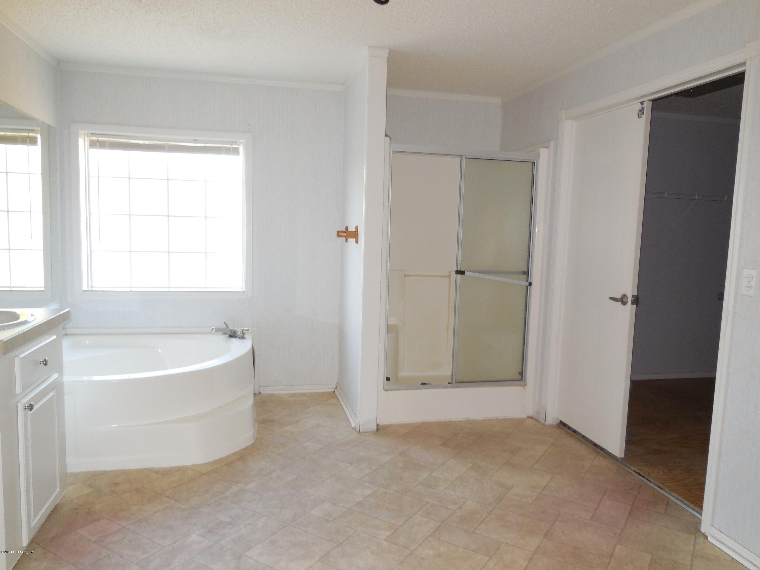 108 Ketner Road Welaka, FL 32112 - Photo 11 of 21 Master Bath w Garden tub