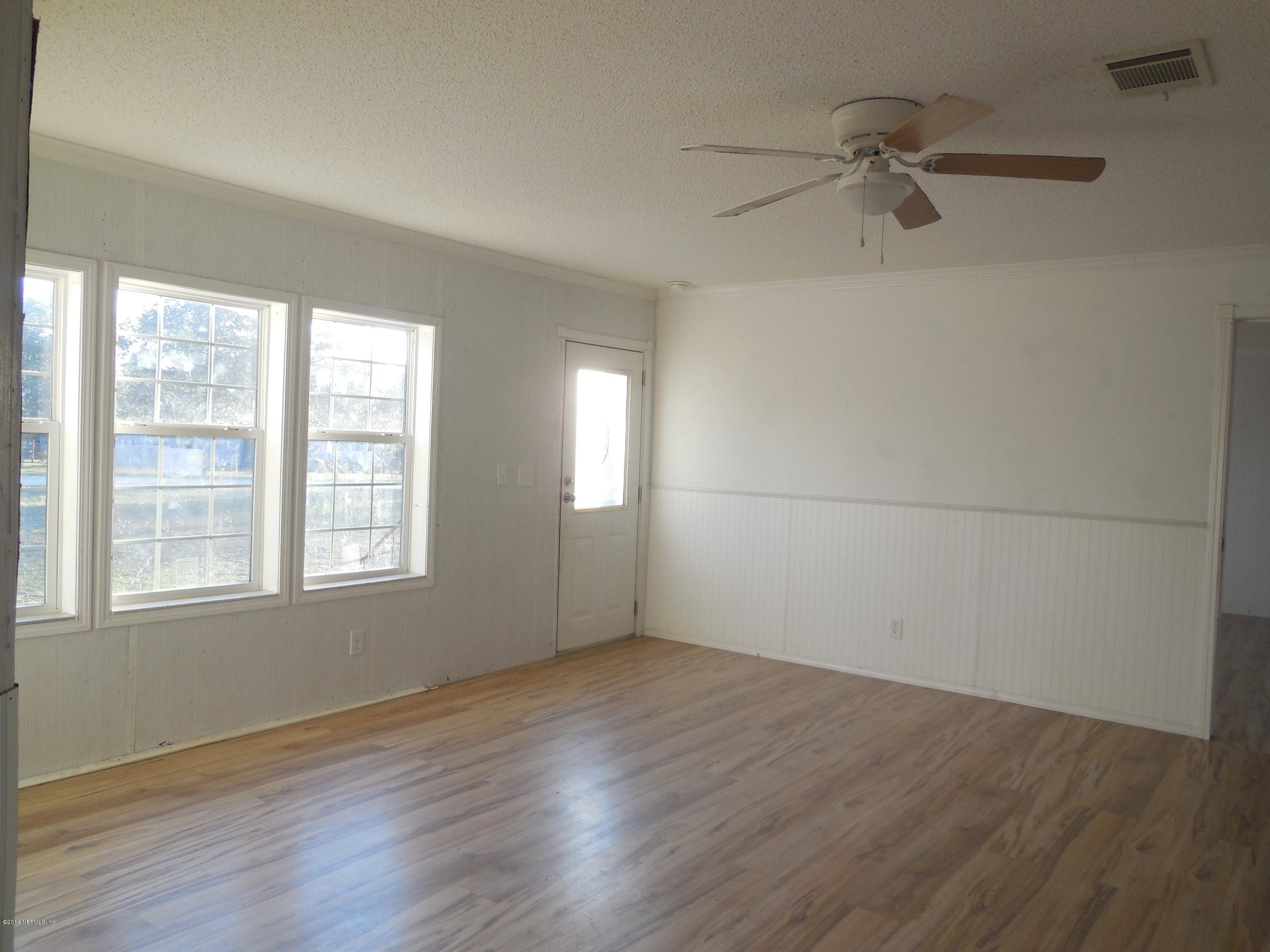 108 Ketner Road Welaka, FL 32112 - Photo 3 of 21 Living Room