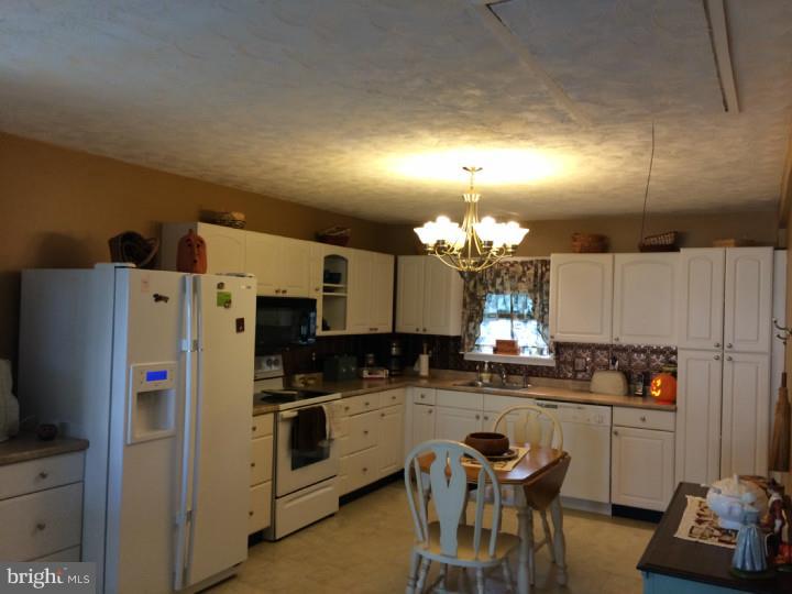 123 Goldengate Road Levittown, PA 19057 - Photo 9 of 23 Kitchen
