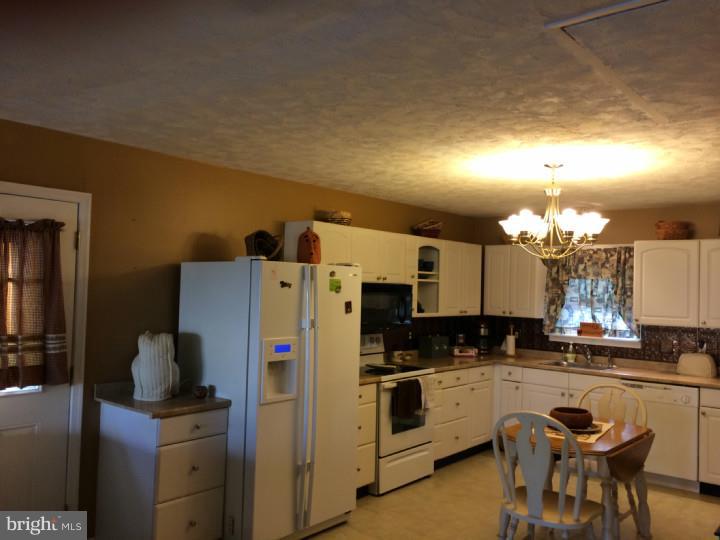 123 Goldengate Road Levittown, PA 19057 - Photo 10 of 23 Kitchen