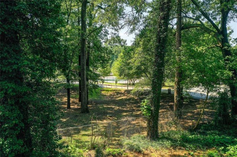 1240 Oakland Terrace Southwest, Unit B Atlanta, GA 30310 - Photo 10 of 43 a backyard of a house with lots of green space