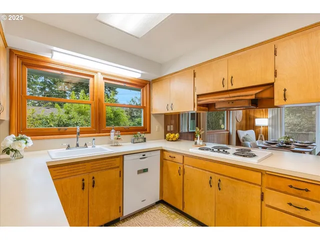$565,000 | 11030 Northeast Davis Street, Portland, OR 97220