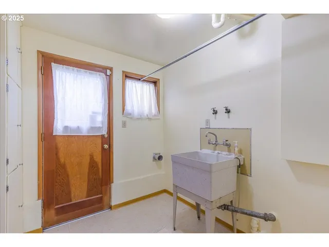 $565,000 | 11030 Northeast Davis Street, Portland, OR 97220