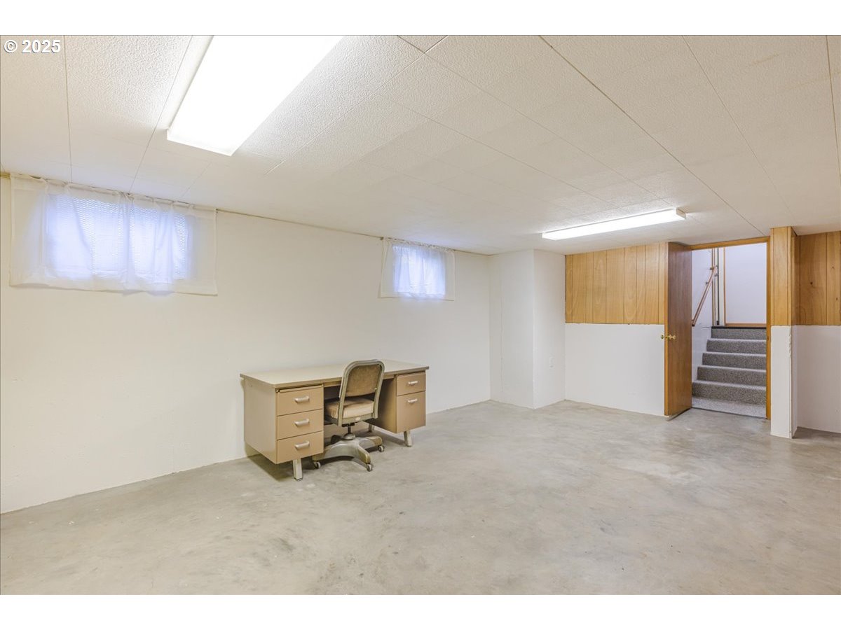 11030 Northeast Davis Street Portland, OR 97220 - Photo 36 of 48 a view of work space with furniture