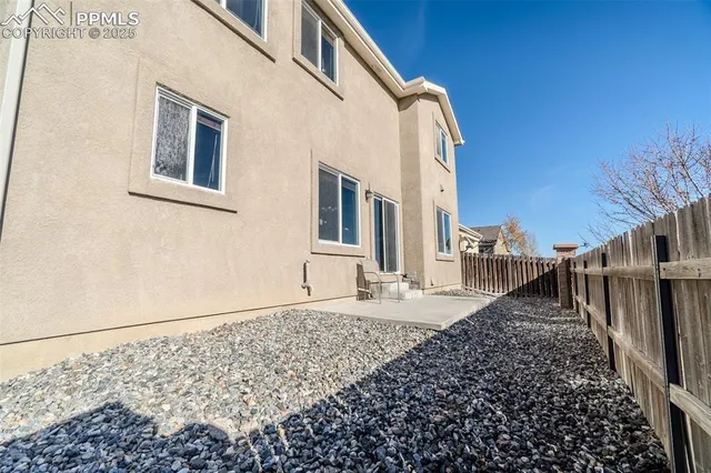 a view of backyard of the house