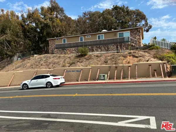 $400,000 | 607 Via Del Mar, Vista, CA 92081