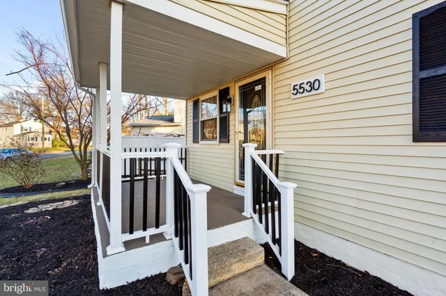 a view of a house with backyard and deck