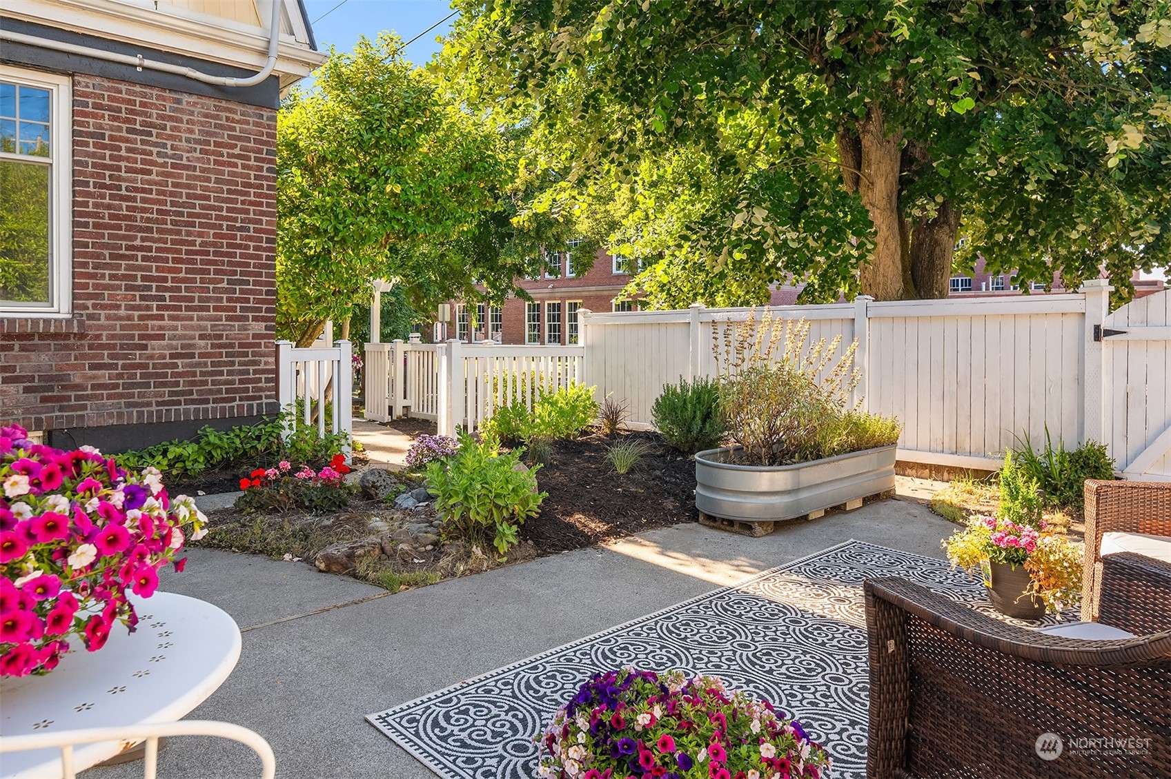 1505 North 43rd Street Seattle, WA 98103 - Photo 32 of 40 a garden with flowers and trees