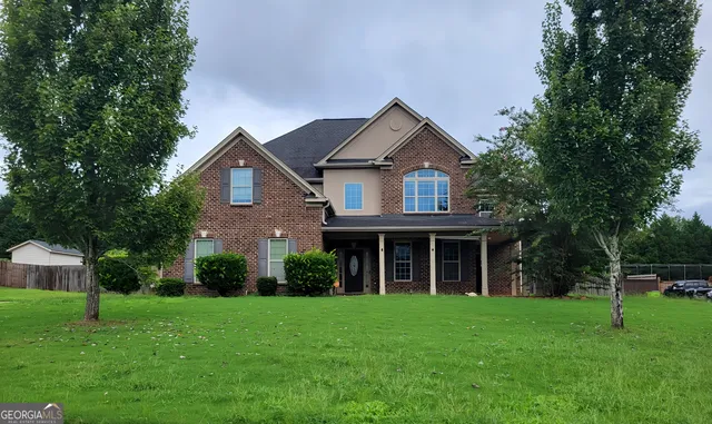 a view of an house with backyard space and garden