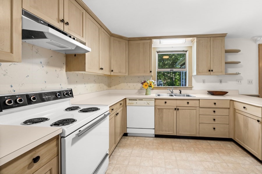 52 Oak Knoll Road West Tisbury, MA 02568 - Photo 3 of 35