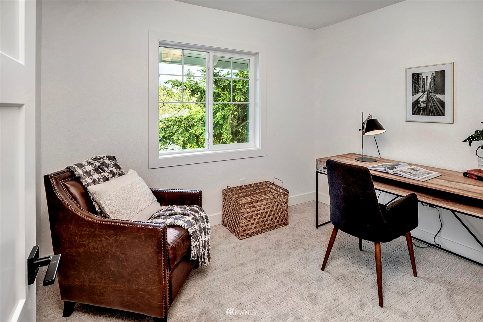 944 26th Avenue Seattle, WA 98122 - Photo 22 of 40 a room with furniture and a window