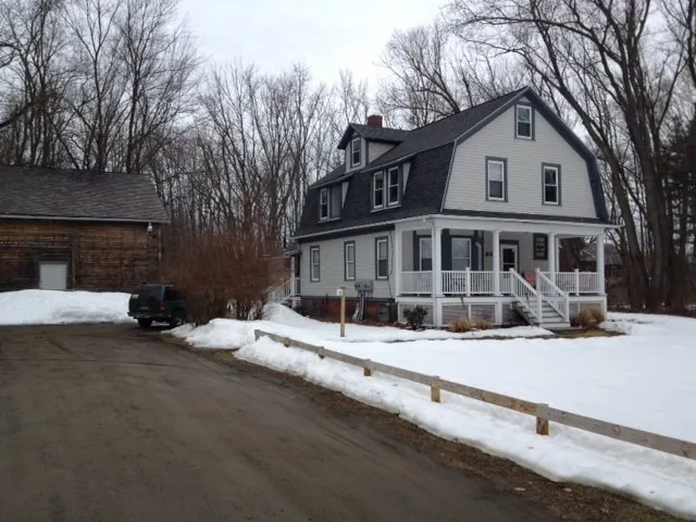 $2,400 | 685 West Street, Unit 2, Amherst, MA 01002