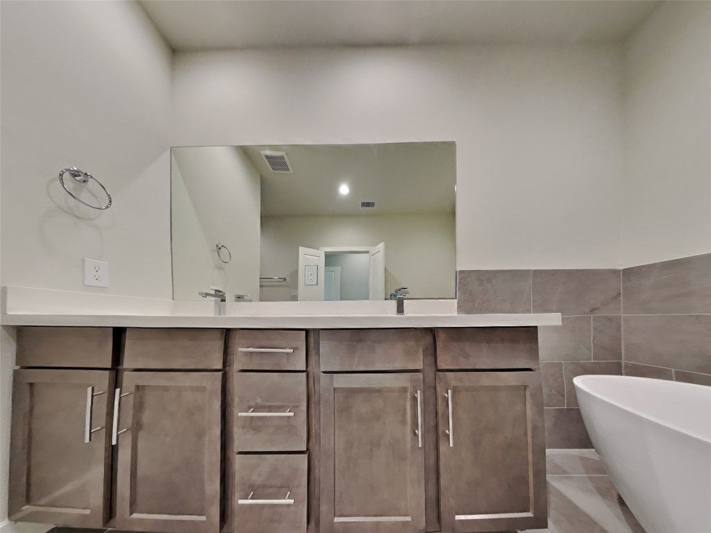 5714 Quinn Landing Road Houston, TX 77091 - Photo 9 of 13