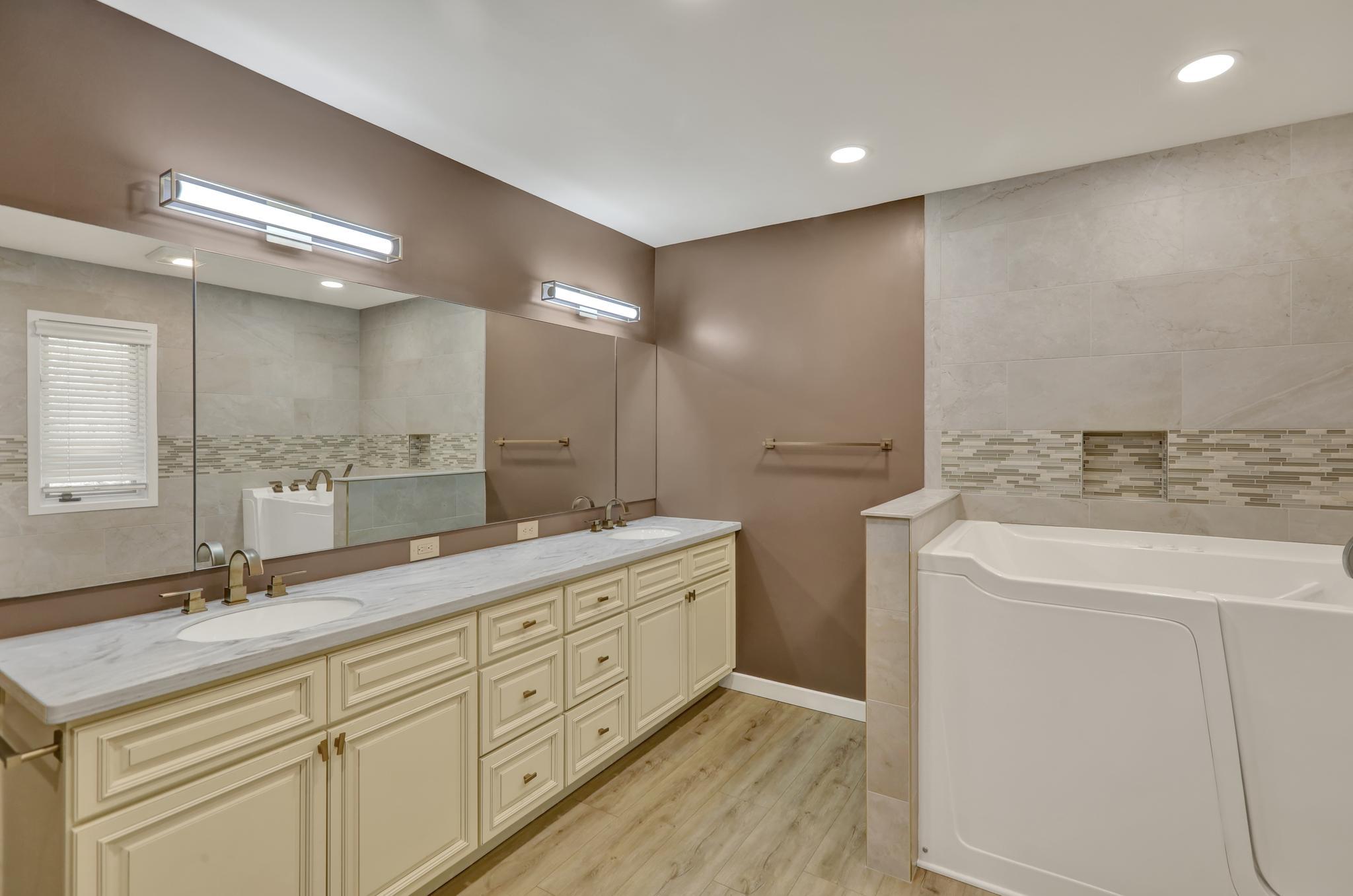 1617 Meadowlark Road Wyomissing, PA 19610 - Photo 23 of 36 Main bedrooms' ensuite bath.