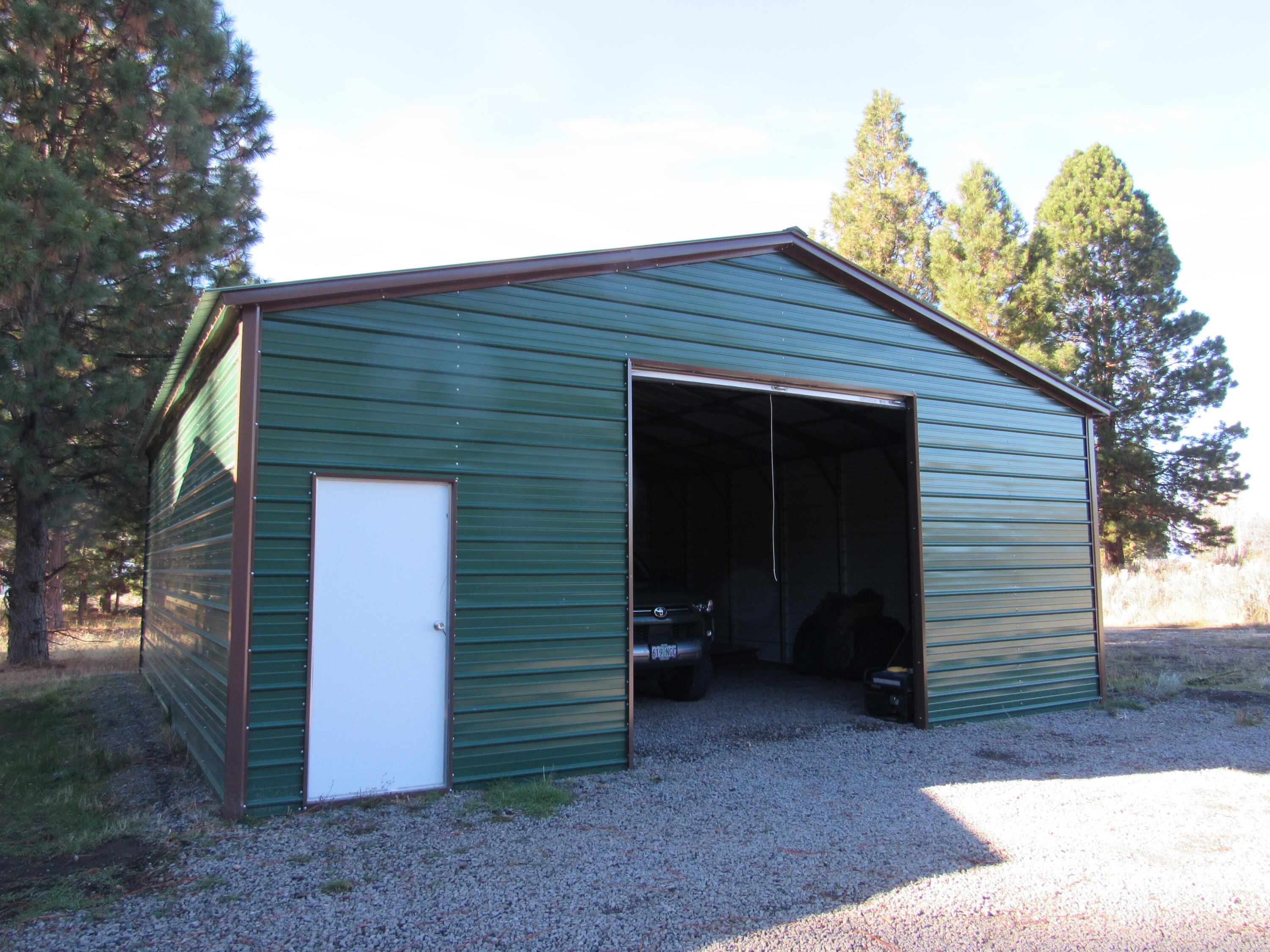 35712 Modoc Point Road, Unit 229700 Chiloquin, OR 97624 - Photo 3 of 23 Garage