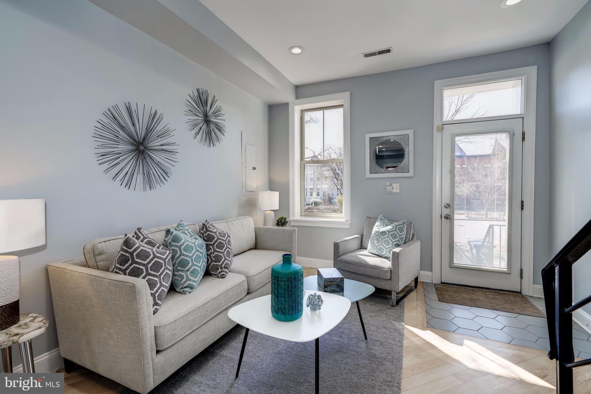 1623 New Jersey Avenue Northwest Washington, DC 20001 - Photo 2 of 22 Main level: living room.