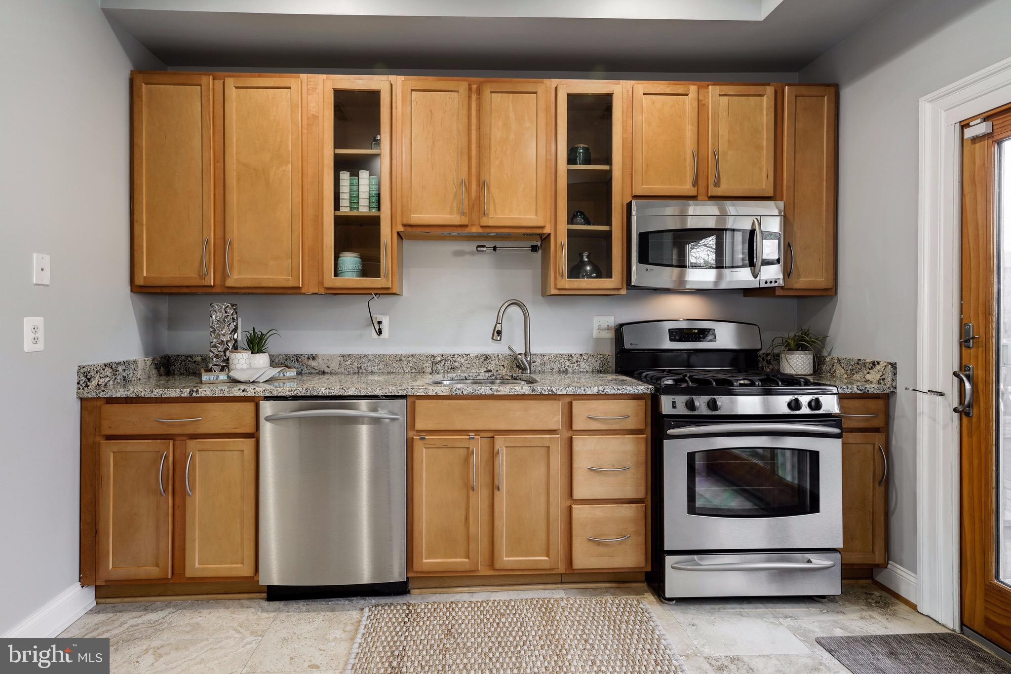 1623 New Jersey Avenue Northwest Washington, DC 20001 - Photo 4 of 22 Stainless steel appliances and granite countertops