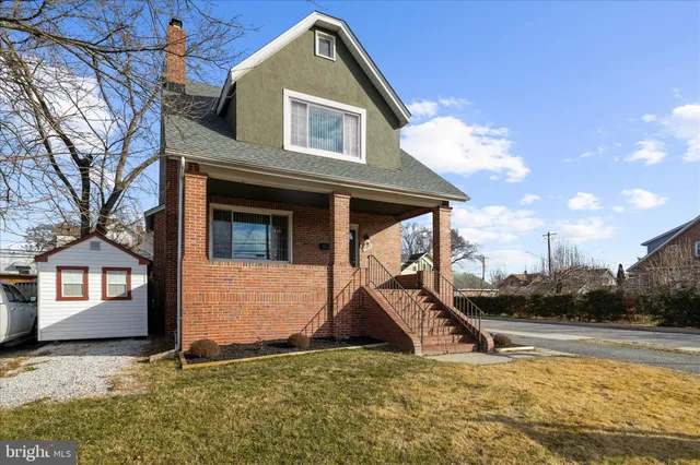 a view of a house with basketball court