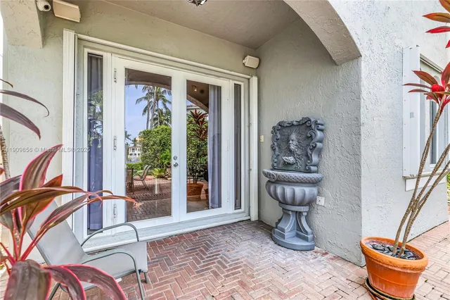 a view of outdoor space yard and porch