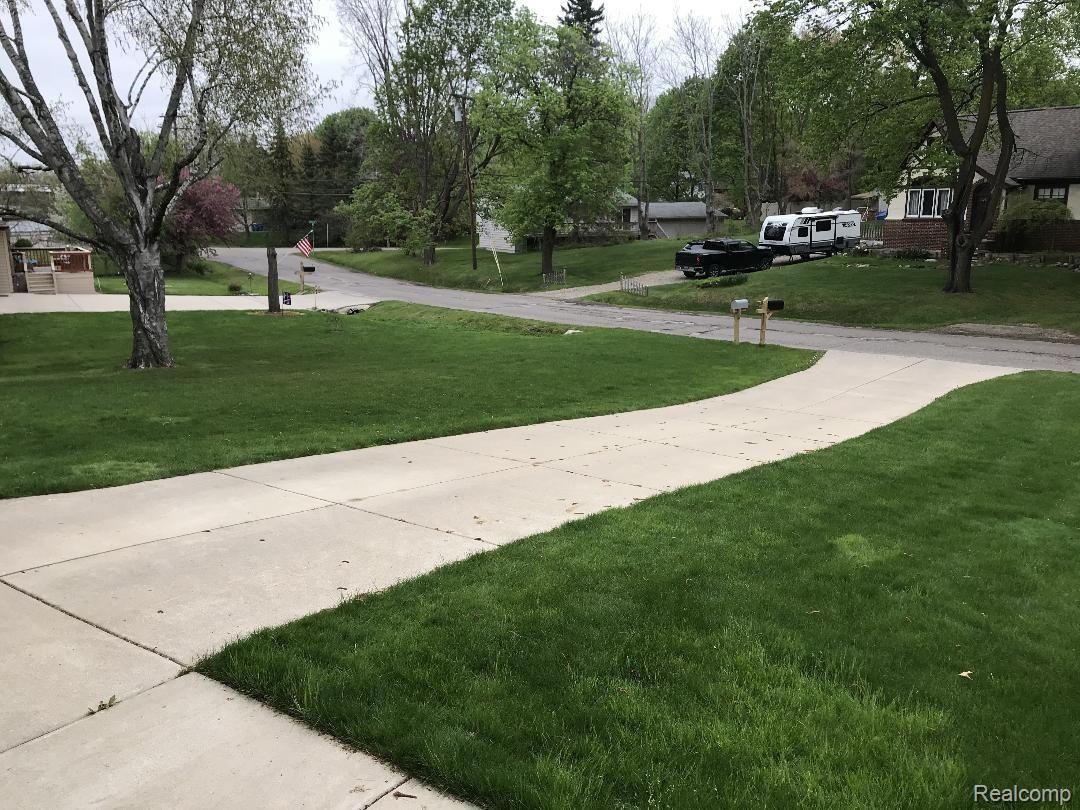 4341 Edmore Road Waterford, MI 48329 - Photo 19 of 27 Yard 3.jpg