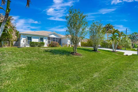 a view of house with a yard