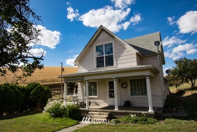631 Shea Road Waitsburg, WA 99361 - Photo 1 of 15 a front view of a house with yard and green space