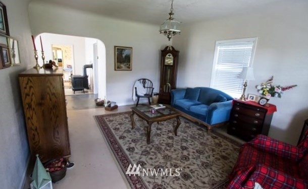 631 Shea Road Waitsburg, WA 99361 - Photo 2 of 15 a living room with furniture and a window
