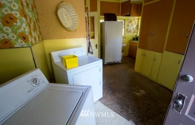631 Shea Road Waitsburg, WA 99361 - Photo 11 of 15 a bathroom with a sink and a mirror