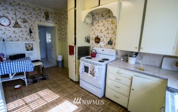 631 Shea Road Waitsburg, WA 99361 - Photo 4 of 15 a bathroom with a sink and a mirror