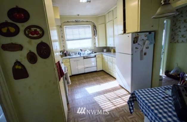 631 Shea Road Waitsburg, WA 99361 - Photo 5 of 15 a kitchen with a refrigerator and a stove