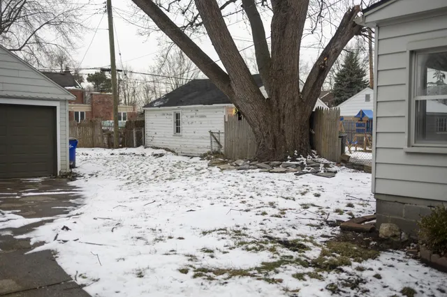 $199,999 | 5273 Hillcrest Street, Grosse Pointe, MI 48236