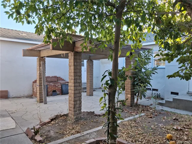 a view of a backyard