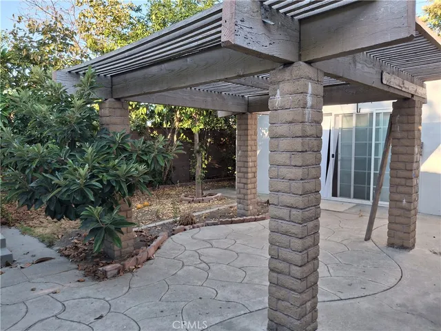 a view of a pathway of the house