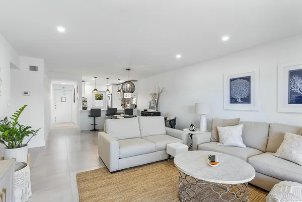 $2,950 | 330 North Federal Highway, Unit 211, Deerfield Beach, FL 33441