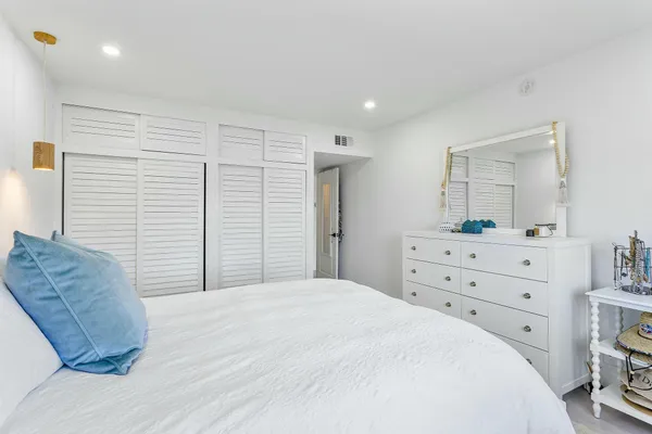 $2,950 | 330 North Federal Highway, Unit 211, Deerfield Beach, FL 33441