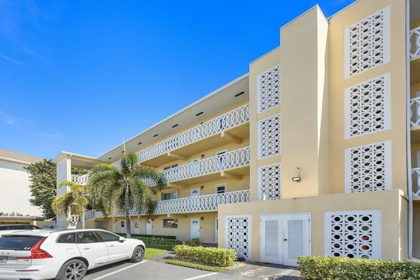 $2,950 | 330 North Federal Highway, Unit 211, Deerfield Beach, FL 33441